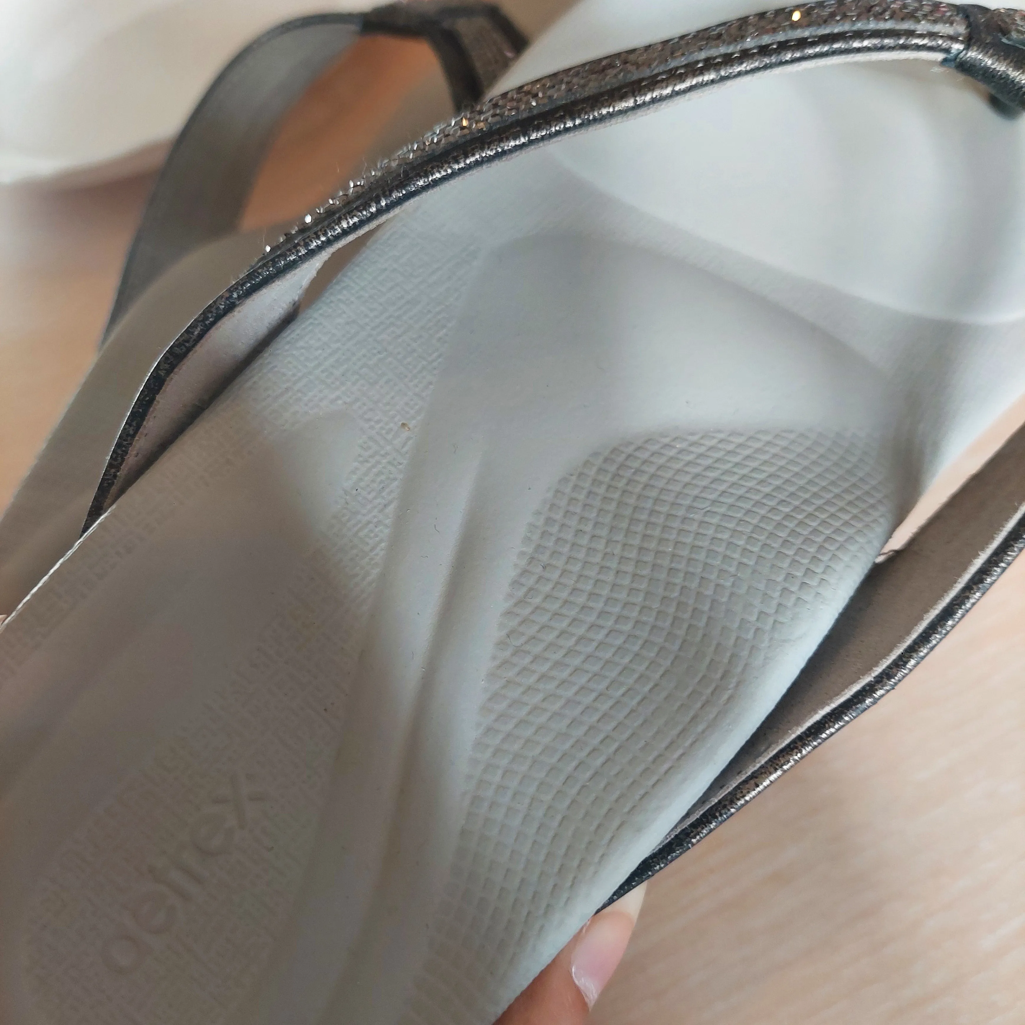 Aetrex Grey Emmy Sparkle Arch Support Sandals | Gently Used |