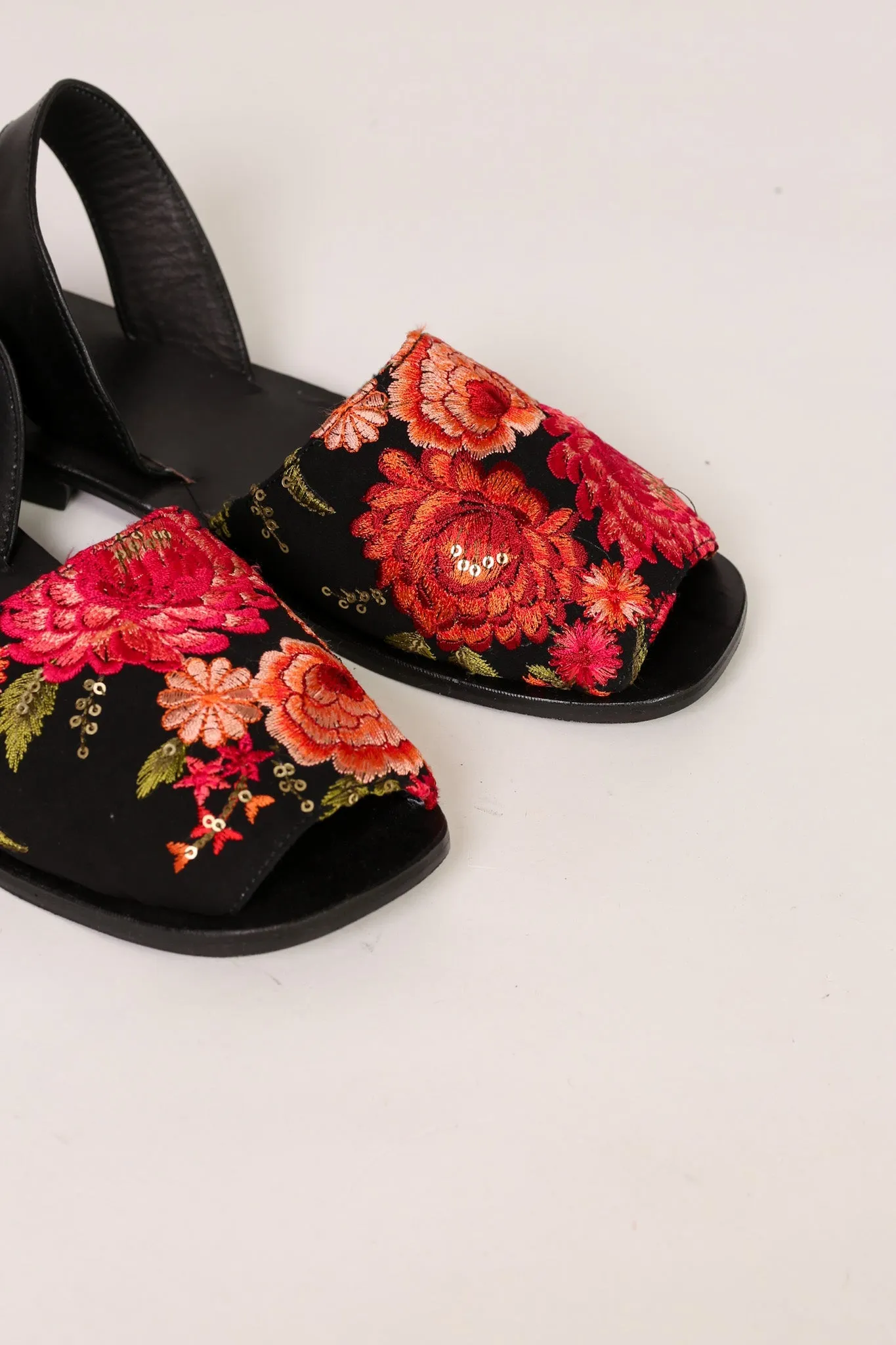 EMBROIDERED SILK SANDALS FRIDU